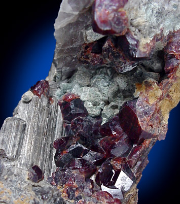 Mineral Specimens: Grossular Garnet, Diopside, Vesuvianit from Goodall Quarry, Sanford, Maine